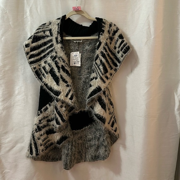 Liquid by Sioni Jackets & Blazers - Liquid by Sioni 1X Black/Beige Sleeveless Open Vest.
